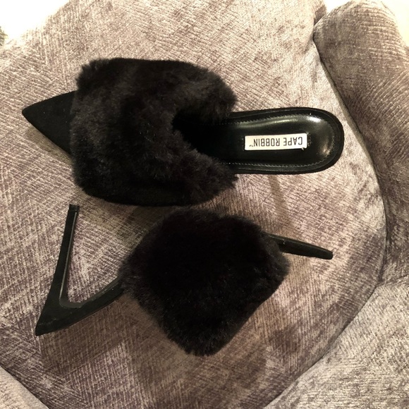 ❤️ 👠 SOLD!! Faux Fur mule heel 😍🥰😘 - Picture 4 of 8